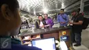 Dirut Garuda Indonesia, Arif Wibowo berbincang dengan calon penumpang Garuda Indonesia pada penerbangan perdana di Terminal 3 Bandara Soekarno Hatta, Tangerang, Selasa (9/8). (Liputan6.com/Immanuel Antonius). 