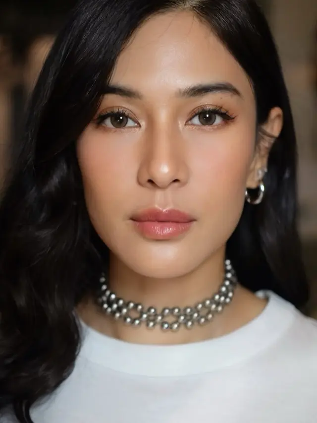 Beda 15 Tahun, Dian Sastrowardoyo dan Putri Tanjung Tampilkan Pesona Cantik Khas Warga Menteng dengan Makeup Flawless