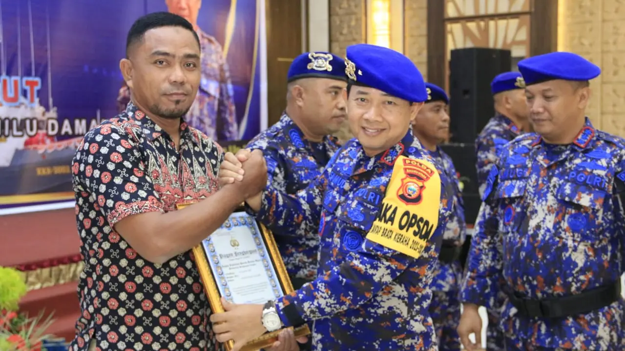Kapolda Maluku Utara Beri Bupati Taliabu Aliong Mus Piagam Penghargaan di HUT Polairud ke-73