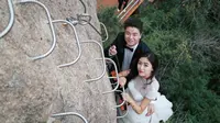 Menggantung di Tebing, Pemotretan Pernikahan Ini Pacu Adrenalin