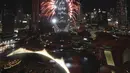 Kembang api meledak di Burj Khalifa, gedung tertinggi di dunia, untuk menandai Tahun Baru di Dubai, Uni Emirat Arab, Jumat, 1 Januari 2021. (AP Photo/Kamran Jebreili)