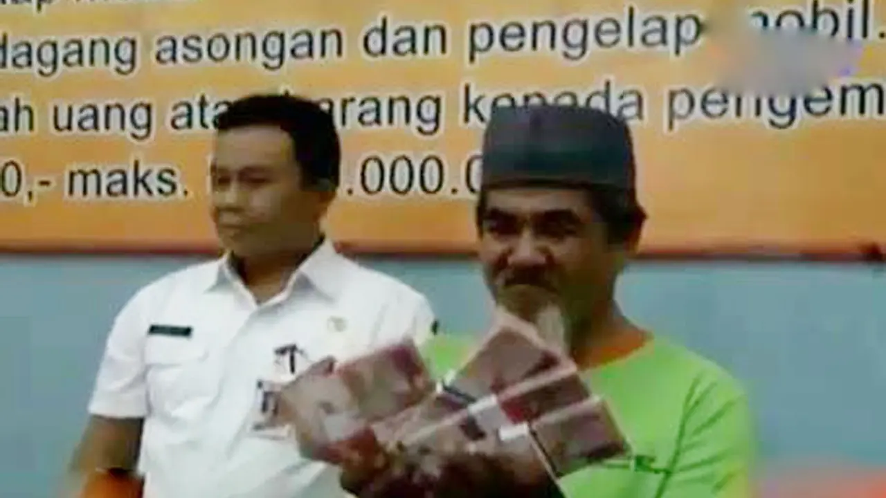 VIDEO: Mukhlis si Pengemis Tajir Tinggal di Bawah Jembatan Layang