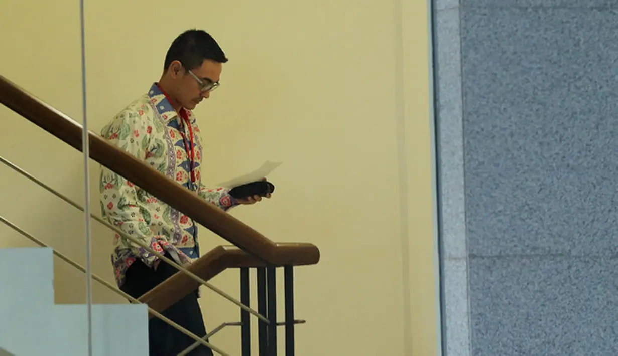 Kedatangan Zumi Zola ke gedung KPK guna memenuhi panggilan phak KPK untuk diperiksa terkait kasus suap di sejumlah proyek di Provinsi Jambi. Tak banyak berkata, namun Zumi Zola tampak sudah sangat siap menjalani pemeriksaan. (Deki Prayoga/Bintang.com)