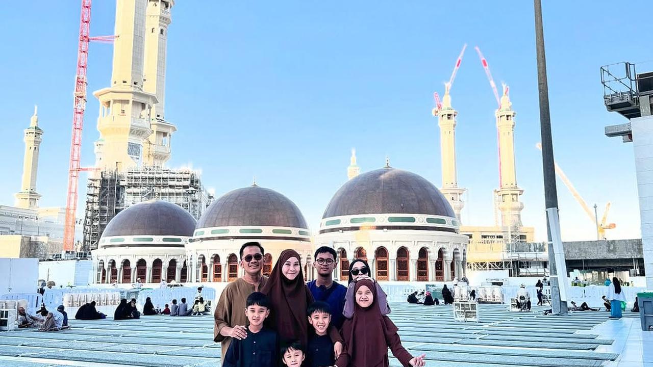 Potret Hanung Bramantyo dan Zaskia Adya Mecca Ajak Anak Umroh