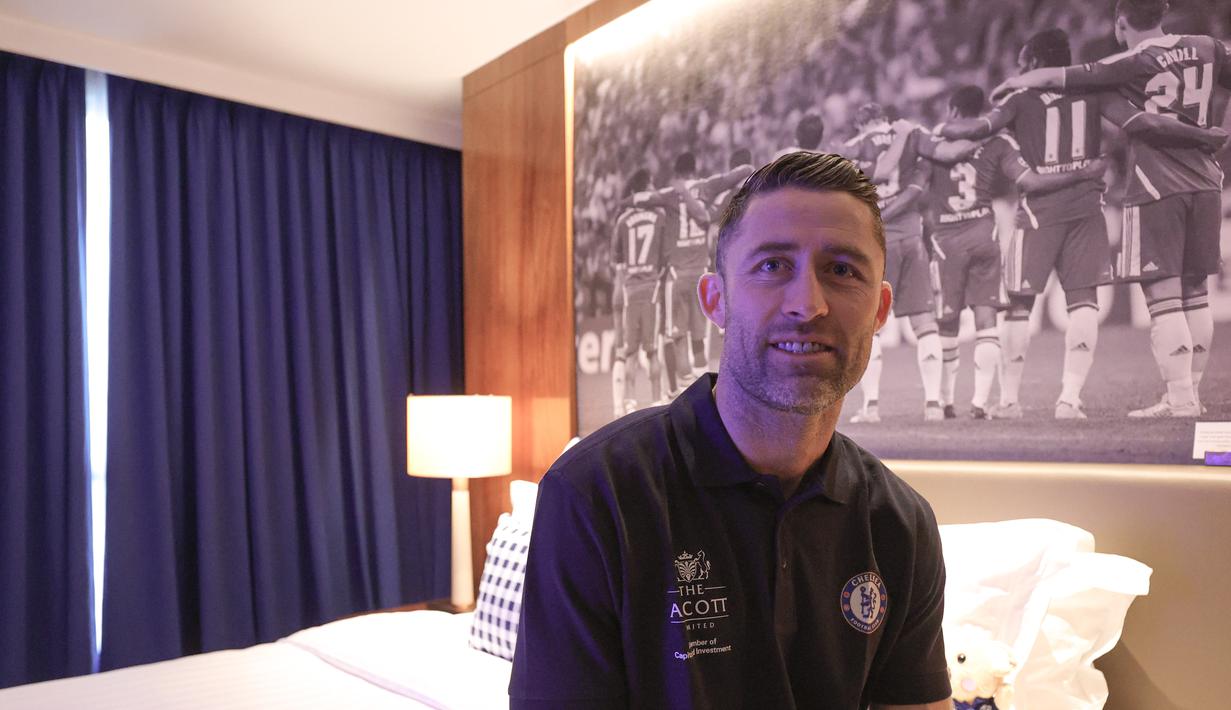 Pria asa Inggris yang kini berusia 39 tahun itu hadir di Ascott Sudirman, Jakarta, yang merupakan partner hotel resmi Chelsea. Tampak dalam foto, mantan bek tim Liga Premier Inggris, Chelsea, Gary Cahill, saat berada di kamarnya di Hotel Ascott, Sudirman, Jakarta, Sabtu (29/11/2025) sore WIB. (Bola.com/Abdul Aziz)