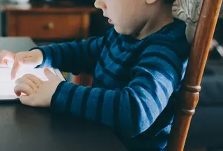Ilustrasi anak bermain gadget/Copyright unsplash.com/Kelly Sikkema
