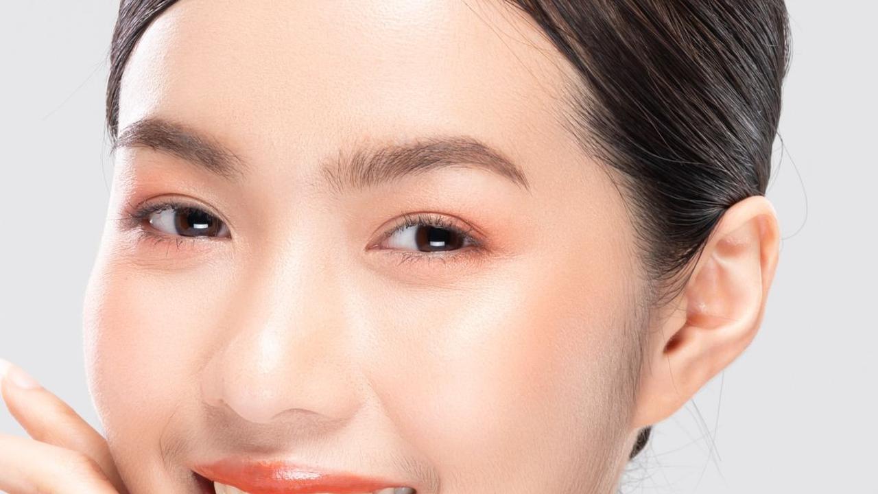 Pakai Concealer Warna Terang untuk Bikin Wajah Cerah dan Fresh dengan Pola Ini