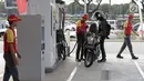 Petugas SPBU Shell mengisi bahan bakar sepeda motor di kawasan bisnis Soewarna, Bandara Soetta, Tangerang, Banten, Kamis (19/4). Shell menambah SPBU di kawasan Bandara Soetta untuk memenuhi kebutuhan bahan bakar berkualitas.(Liputan6.com/Angga Yuniar)