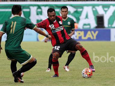 Nelson Alom mencoba melewati para pemain PSS Sleman pada partai pembuka  Piala Presiden 2017 di Stadion Maguwoharjo, Sleman, Sabtu (4/2/2017). (Bola.com/Nicklas Hanoatubun)