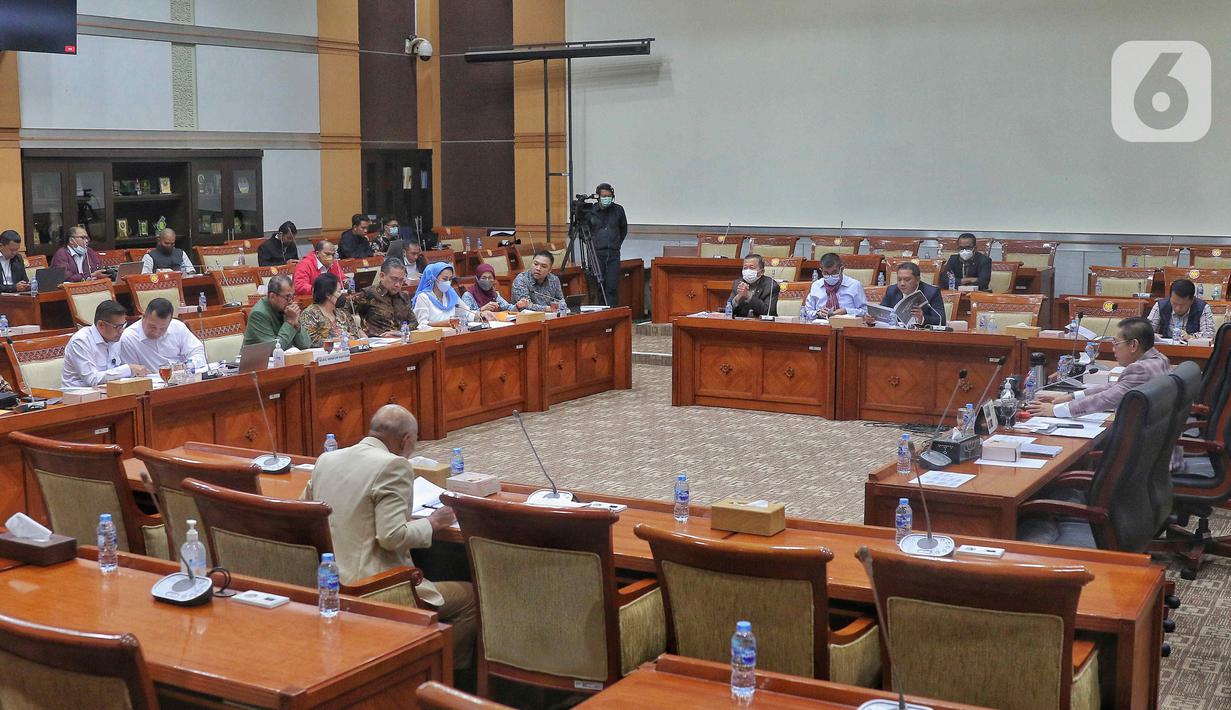 Suasana rapat kerja antara Wakil Menteri Hukum dan HAM RI, Edward Omar Sharif Hiariej dengan Komisi III DPR RI di Kompleks Parlemen, Senayan, Jakarta, Rabu (9/11/2022). Rapat tersebut membahas penyampaian penyempurnaan Rancangan Kitab Undang-undang Hukum Pidana (RKUHP) hasil sosialisasi Pemerintah. (Liputan6.com/Angga Yuniar)