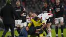 <p>Kiper Sevilla, Marko Dmitrovic berhasil melumpuhkan seorang suporter fanatik PSV yang menyerangnya dalam laga leg kedua babak playoff fase gugur Liga Europa 2022/2023 di Philips Stadium, Eindhoven, Jumat (24/2/2023). (AP Photo/Peter Dejong)</p>