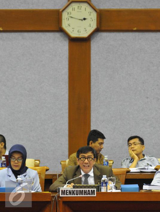 Menteri Hukum dan HAM Yasonna Laoly mengikuti rapat dengan Badan Legislasi (Baleg) DPR di Kompleks Parlemen, Senayan, Jakarta, Selasa (16/6/2015). Dalam rapat tersebut membahas RUU tambahan di Prolegnas 2014-2019. (Liputan6.com/Andrian M Tunay)