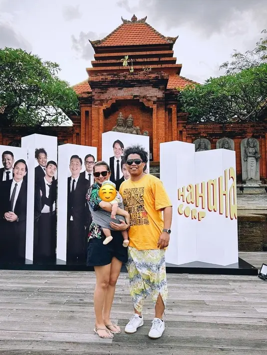 Indah Permatasari dan Arie Kriting sengaja menutupi wajah sang anak [instagram/indahpermatas]