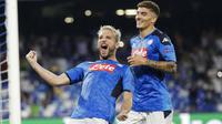 Penyerang Napoli, Dries Mertens, melakukan selebrasi usai membobol gawang Liverpool pada laga Liga Champions di Stadion San Paolo, Selasa (17/9/2019). Napoli menang 2-0 atas Liverpool. (AP/Gregorio Borgia)