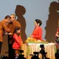 Presiden Keenam RI, Susilo Bambang Yudhoyono memberikan tumpeng perayaanT 40 tahun penikahannya dengan Kristiani Herrawati kepada putra pertamanya, Agus Harimurti Yudhoyono di Jakarta, Sabtu (30/7). (Liputan6.com/Helmi Fithriansyah)