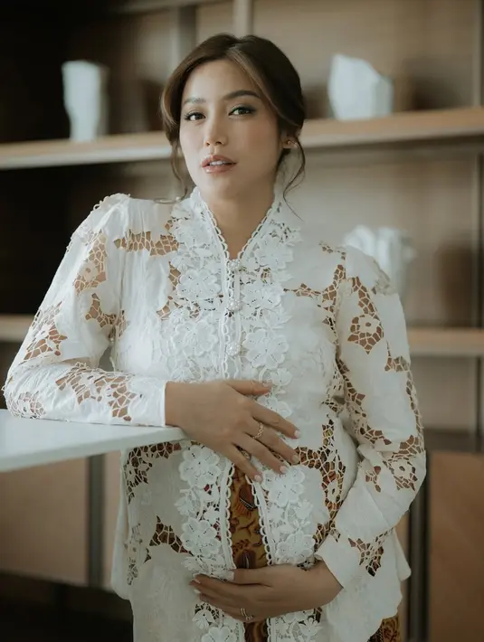 Jessica Iskandar memancarkan pesona klasik dengan kebaya brokat putih yang dipadukan kain batik cokelat. Penampilannya yang elegan ini tak hanya memancarkan keanggunan, tetapi juga menegaskan kecintaannya pada budaya tradisional Indonesia. [@inijedar],