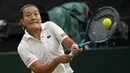 <p>Harmony Tan sempat tertinggal saat tiebreak. Namun, ia berhasil bangkit dan memenangkan set tersebut dengan skor 10-7. (AP/PA/John Walton)</p>