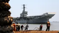 Kapal induk pertama angkatan laut India INS Vikrant ditarik lebih dekat ke pantai di galangan kapal Darukhana di Mumbai, India. (Foto: AP)