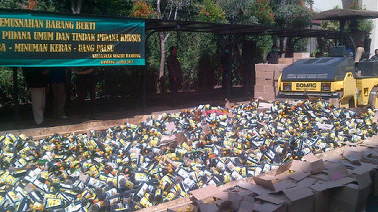 Tahun Baru Islam, Pemkab Purwakarta musnahkan ribuan botol miras