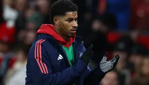 Striker Manchester United asal Inggris bernomor punggung 10, Marcus Rashford, bertepuk tangan kepada para penggemar setelah pertandingan Liga Primer Inggris antara Manchester United dan Newcastle United di Old Trafford di Manchester, Inggris barat laut, pada&nbsp;31 Desember 2024. Newcastle memenangkan pertandingan dengan skor 2-0. (Darren Staples/AFP)