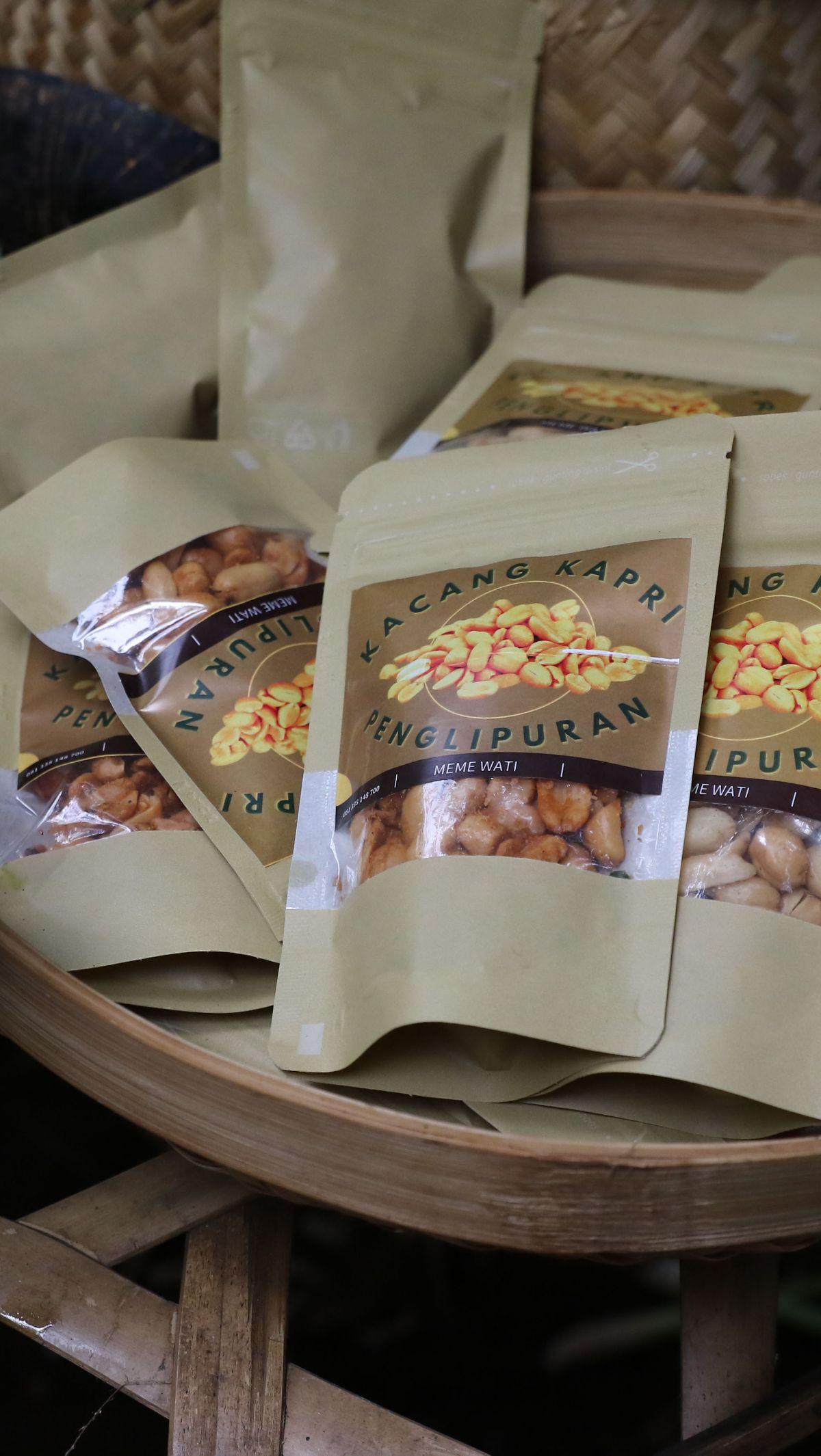 Kacang Kapri salah satu primadona penganan khas Desa Penglipuran yang dijajakan di Pasar Pelipur Lara, Kabupaten Bangli, Bali.