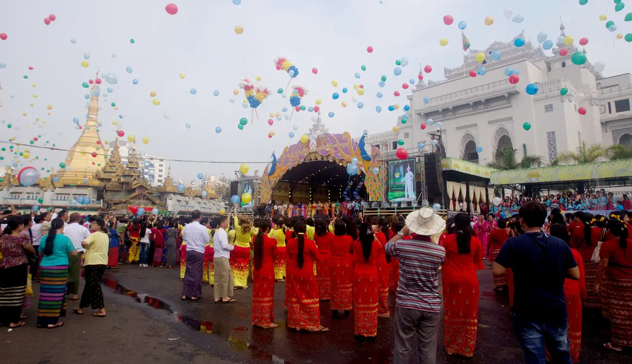 Ratusan balon dilepaskan dalam upacara pembukaan festival air tradisional di Yangon, Myanmar (13/4). Festival tahunan ini digelar untuk menyambut tahun baru khas Myanmar. (AP Photo/Thein Zaw)