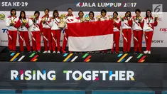 Atlet polo air putri Indonesia merayakan kemenangan usai mengalahkan atlet polo air putri Malaysia di National Aquatic Center, Bukit Jalil, Kuala Lumpur, Malaysia, Sabtu (19/8). Indonesia mengalahkan Malaysia dengan skor 7-1. (Liputan6.com/Faizal Fanani)