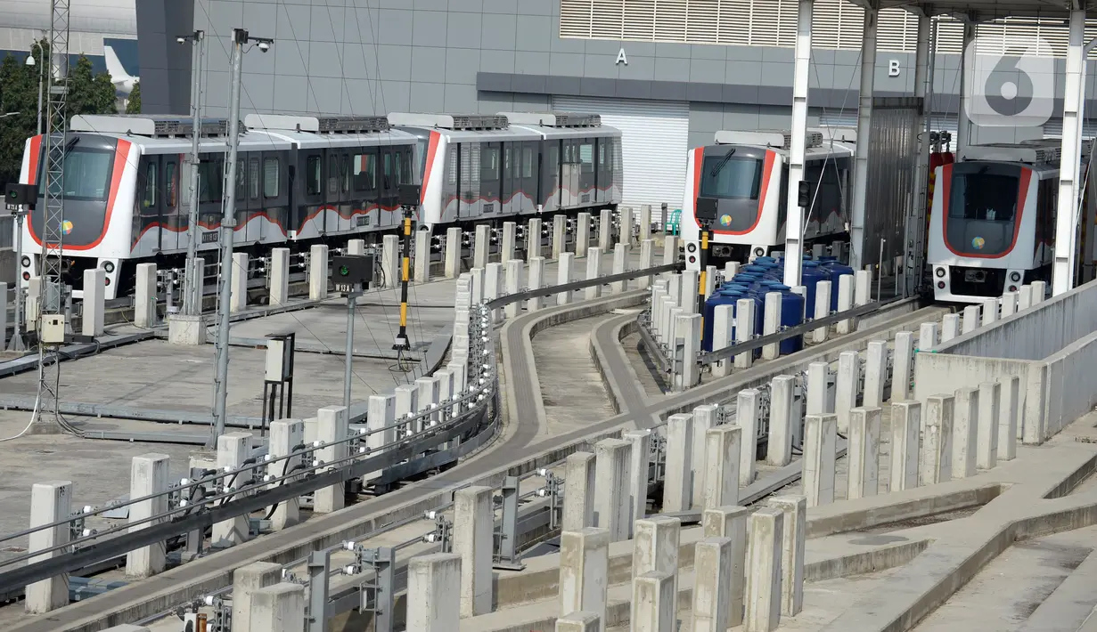 Kereta Melayang (Kalayang) atau Automatic People Mover System parkir di Depo Kalayang Bandara Internasional Soekarno Hatta, Tangerang, Banten, Rabu (19/8/2020). Hingga saat ini, PT Angkasa Pura II masih menghentikan layanan Kalayang untuk mengantisipasi penyebaran COVID-19. (merdeka.com/Dwi Narwoko)