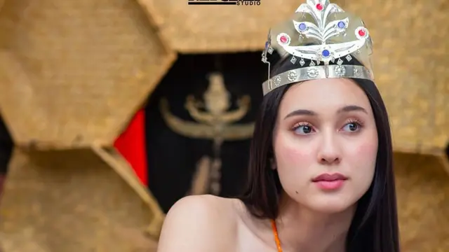 Kecantikan Yasmin Napper dengan tais timor. (credit: instagram.com/yasminnapper)