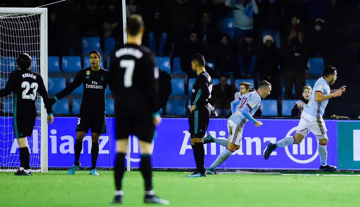 Bek Real Madrid, Raphael Varane (kedua kiri) bereaksi saat melawat ke markas Celta Vigo pada pertandingan pekan ke-18 La Liga di Estadio de Balaidos, Minggu (7/1). Real Madrid ditahan imbang 2-2 saat berkunjung ke markas Celta Vigo. (MIGUEL RIOPA/AFP)