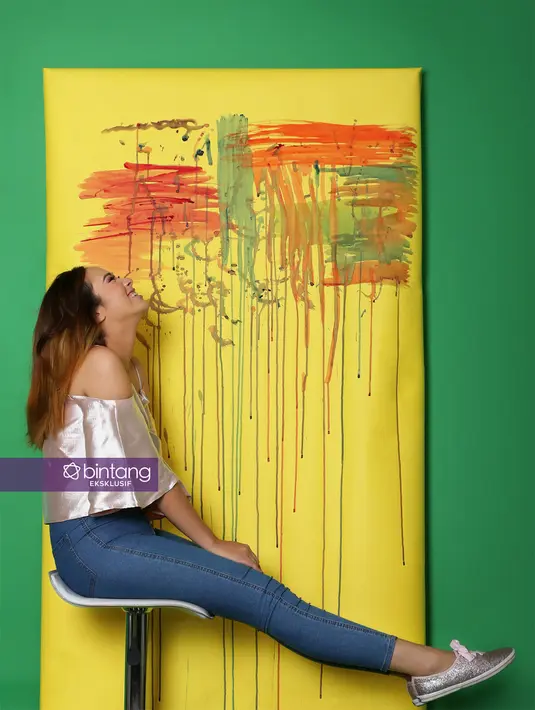 Dalam film terbarunya Mars Met Venus, ia memerankan tokoh Mila. Kisah cinta Mila bahkan sama dengan kehidupan pribadinya. Begitu juga saat membaca skenario, ia merasakan banyak kesamaan sifatnya dengan tokoh Mila. (Bambang E. Ros/Bintang.com)