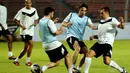 Fabio Cannavaro (kanan) mencoba melewati hadangan Nuno Gomes dan Gennaro Gattuso saat berlatih di Stadion GBK Jakarta, (6/6/2014). (Liputan6.com/Helmi Fithriansyah)
