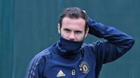 Gelandang Mancheter United, Juan Mata bersiap mengikuti latihan tim di Carrington di Manchester, Inggris (6/11). Di pertemuan pertama di Old Trafford Juventus menang tipis atas Manchester United 1-0 berkat Gol striker Paulo Dybala. (AFP Photo/Paul Ellis)