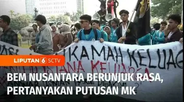 Badan Eksekutif Mahasiswa atau BEM Nusantara berunjuk rasa di Patung Kuda, Gambir, Jakarta Pusat. Mereka mempertanyakan tindakan MK yang mengabulkan permohonan uji materi syarat pencalonan capres dan cawapres berusia paling rendah 40 tahun, atau berp...