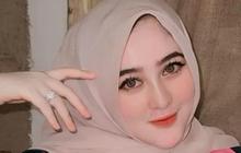 Cantiknya Bhayangkari Putri Assegaf Istri Briptu Mustakim dengan Busana Pink