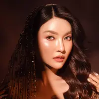 Intip potret terbaru Sarwendah yang bersinar bak dewi dengan gaun emas (@sarwendah)