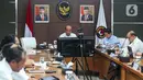 Menteri Koordinator bidang Pembangunan Manusia dan Kebudayaan (Menko PMK) Muhadjir Effendy (tengah) bersama Menteri Kesehatan Budi Gunadi Sadikin (kanan) saat melakukan rapat koordinasi di Jakarta, Senin (1/7/2024). (Liputan6.com/Angga Yuniar)