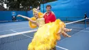 Malek Jaziri menggendong Sophia Katos saat berdansa bersama di acara promosi turnamen tenis Australia Terbuka, Melbourne Park, Kamis (22/1/2015). (Reuters/Fiona Hamilton)