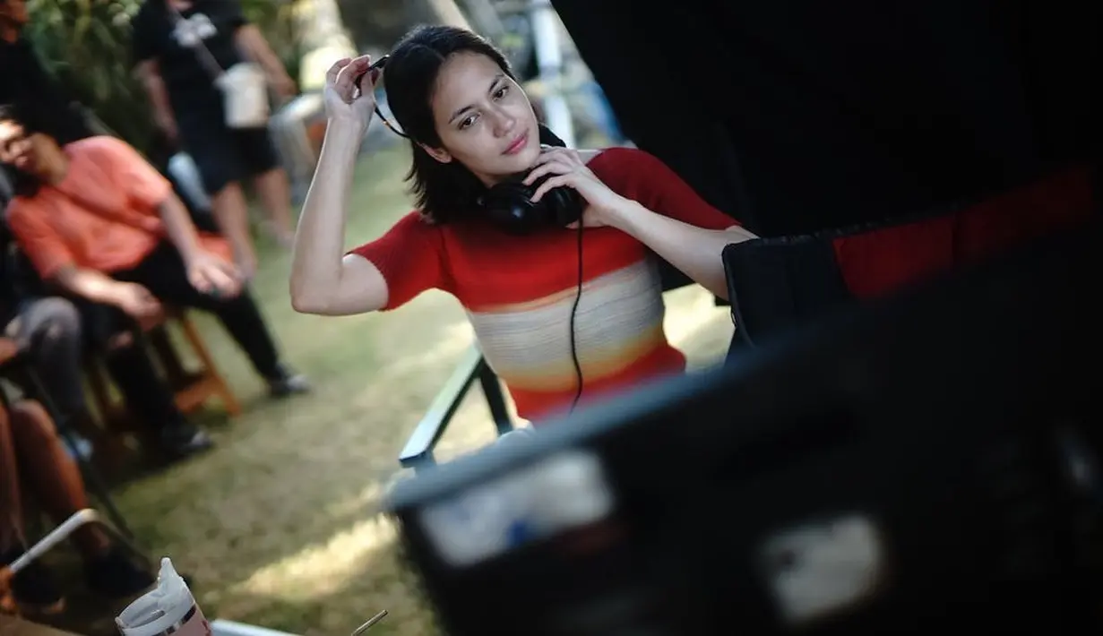 Masih dengan bareface, wajah Pevita Pearce terlihat sedikit lelah dengan mata panda [@pevpearce]