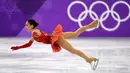 Aksi Alina Zagitova dari Rusia dalam kejuaraan figure skating putri selama Olimpiade Musim Dingin Pyeongchang 2018 di Pyeongchang Medals Plaza (23/2). Alina Zagitova mengalahkan rekan senegaranya Evgenia Medvedeva. (AFP Photo/Kirill Kudryavtsev)