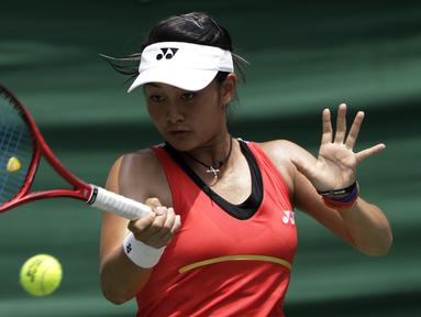 Petenis Indonesia, Priska Madelyn, memukul bola pada laga perempat final nomor ganda putri BNI Tennis Open 2019 di lapangan tenis The Sultan Hotel, Jakarta, Rabu (20/11). Ajang ini diharapkan menjadi wadah persiapan atlet menjelang SEA Games 2019. (Bola.com/Yoppy Renato)