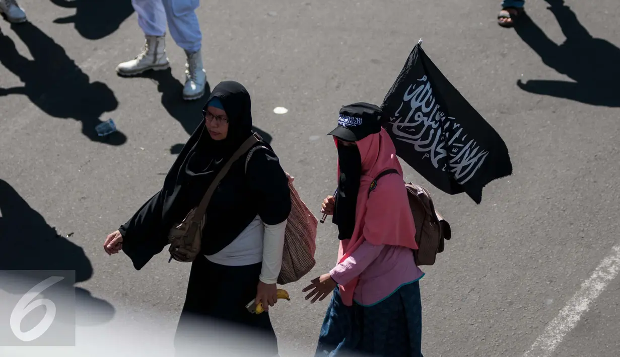 Sejumlah wanita ikut dalam "Aksi Simpatik Menjaga Independensi Hakim" yang akan digelar di Pengadilan Negeri Jakarta Utara, Jumat (28/4). Tujuan aksi untuk mengawal kasus dugaan penistaan agama oleh Ahok. (Liputan6.com/Gempur M Surya)