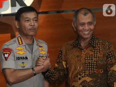 Pimpinan KPK Agus Rahardjo (kanan) dan Kapolri Jenderal Idham Azis (kiri) salam komando usai menggelar pertemuan tertutup di Gedung KPK, Jakarta, Senin (4/11/2019). Pertemuan membahas sinkronisasi antara Kepolisian dengan KPK. (merdeka.com/Dwi Narwoko)