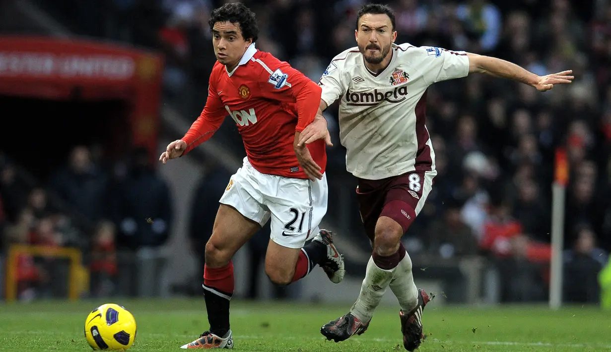 Rafael da Silva (kiri) pernah memiliki nama besar di skuat Setan Merah sebelum berpisah pada 2015 silam untuk merumput di Liga Prancis bersama Lyon. Naasnya, Ia belum memiliki klub saat ini setelah memutuskan hengkang dari klub Turki, Istanbul Basaksehir FK. (Foto: AFP/Andrew Yates)