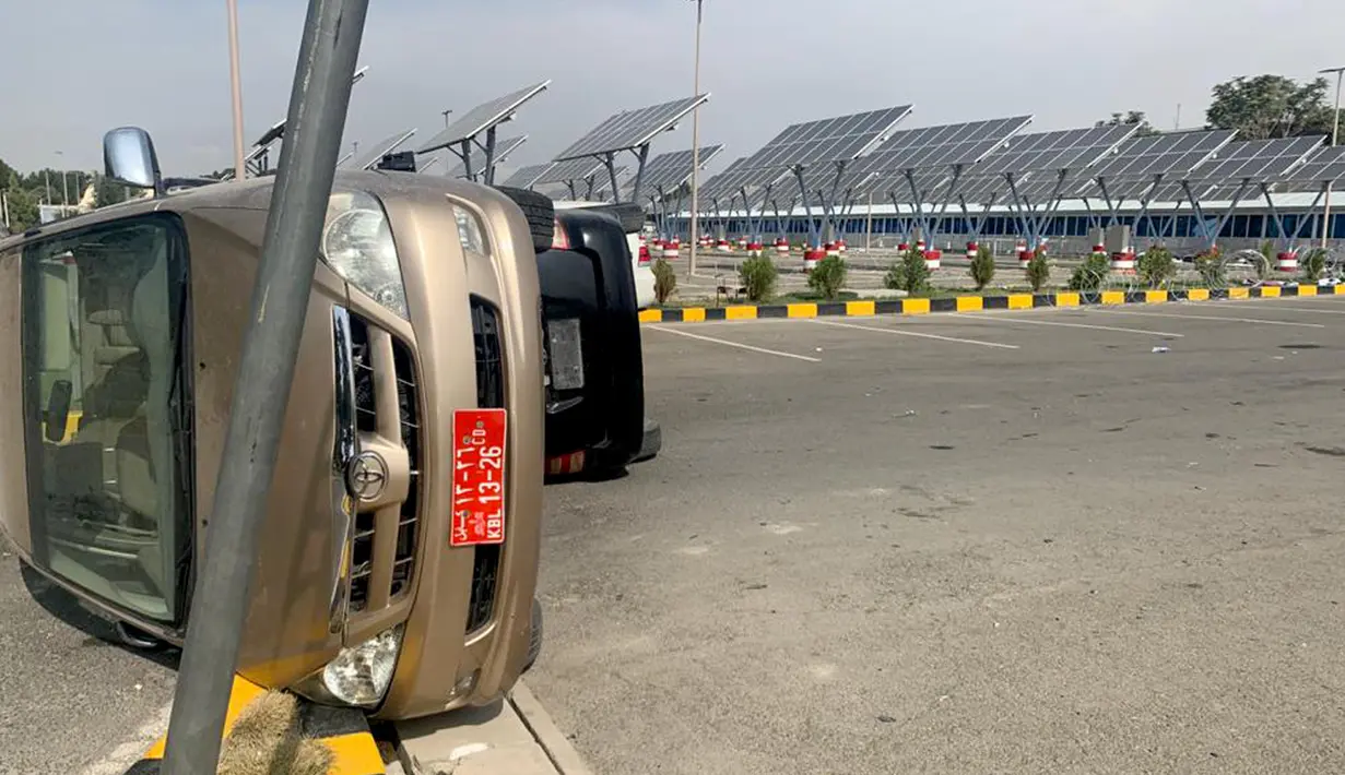 Kendaraan yang terguling terlihat dalam Bandara Internasional Hamid Karzai setelah penarikan Amerika Serikat (AS) di Kabul, Afghanistan, Selasa (31/8/2021). Taliban memegang kendali penuh atas Bandara Kabul setelah pesawat AS terakhir meninggalkan landasan pacu. (AP Photo/Kathy Gannon)