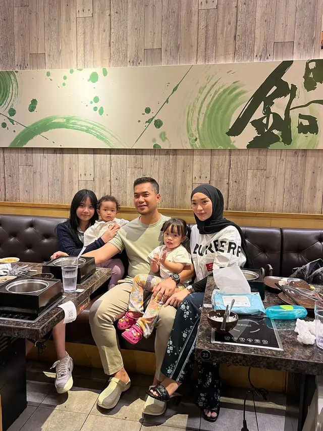 Zaskia Gotik Resmi Berhijab