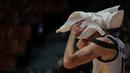 Pemain Timnas Basket Yordania, Zaid Abbas mengelap kepalanya dengan handuk saat laga perebutan juara ketiga FIBA Asia Cup 2022 antara Timnas Basket Yordania melawan Timnas Basket Selandia Baru di Istora Senayan, Jakarta, Minggur (24/07/2022). (Bola.com/Bagaskara Lazuardi)