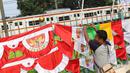 Penjual bendera dan aksesori perayaan kemerdekaan RI merapihkan dagangannya di kawasan Pasar Minggu, Jakarta, Selasa (1/8). Jelang Hari Kemerdekaan, penjualan bendera dan aksesori kemerdekaan mulai marak di Ibukota. (Liputan6.com/Immanuel Antonius)