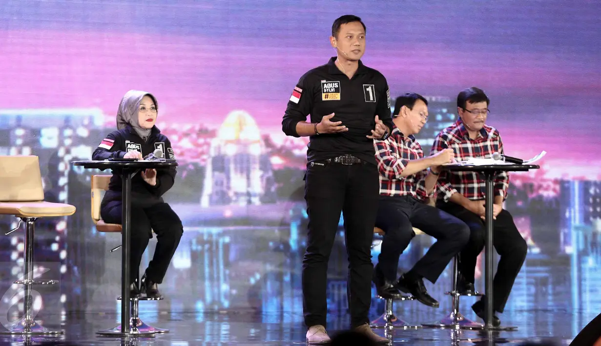 Agus Harimurti Yudhoyono memberi penjelasan saat Debat Cagub DKI Jakarta putaran ketiga di Auditorium Birawa, Jakarta, Jumat (10/2). Debat ke-3 ini mengangkat tema masalah kependudukan dan peningkatan kualitas hidup masyarakat.(Liputan6.com/Faizal Fanani)