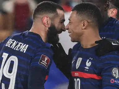 Prancis sukses memastikan lolos ke putaran final dengan status juara Grup D berkat gol Karim Benzema dan Kylian Mbappe di babak kedua. (AFP/Franck Fife)